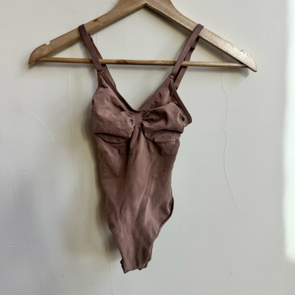 SKIMS Seamless Sculpt Thong Bodysuit Sienna Brown Womens Size S/M Shapewear NWOT - Picture 5 of 13